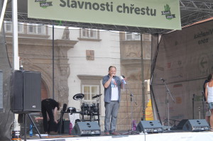 Program na hlavnom pódiu uvádzal moderátor.